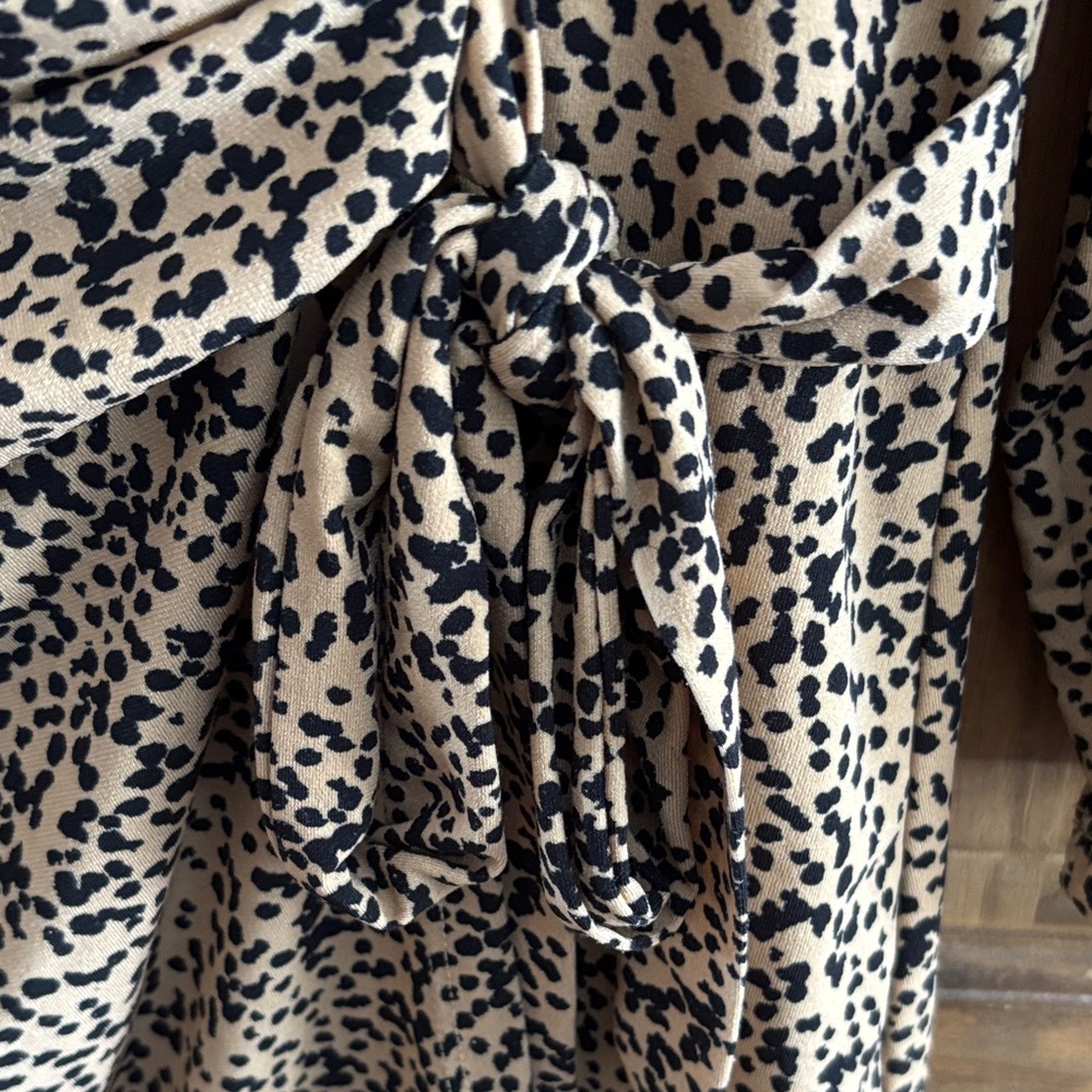 EUC Tan & Black faux wrap Print Women's Top 1X - Picture 4 of 6